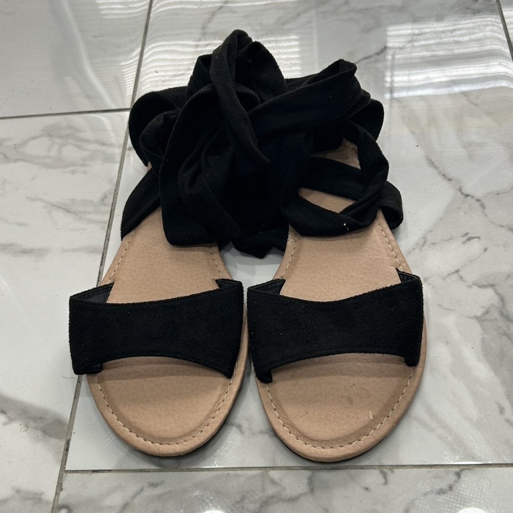 Source Unknown Black and Tan Lace-Up Women’s Sandals